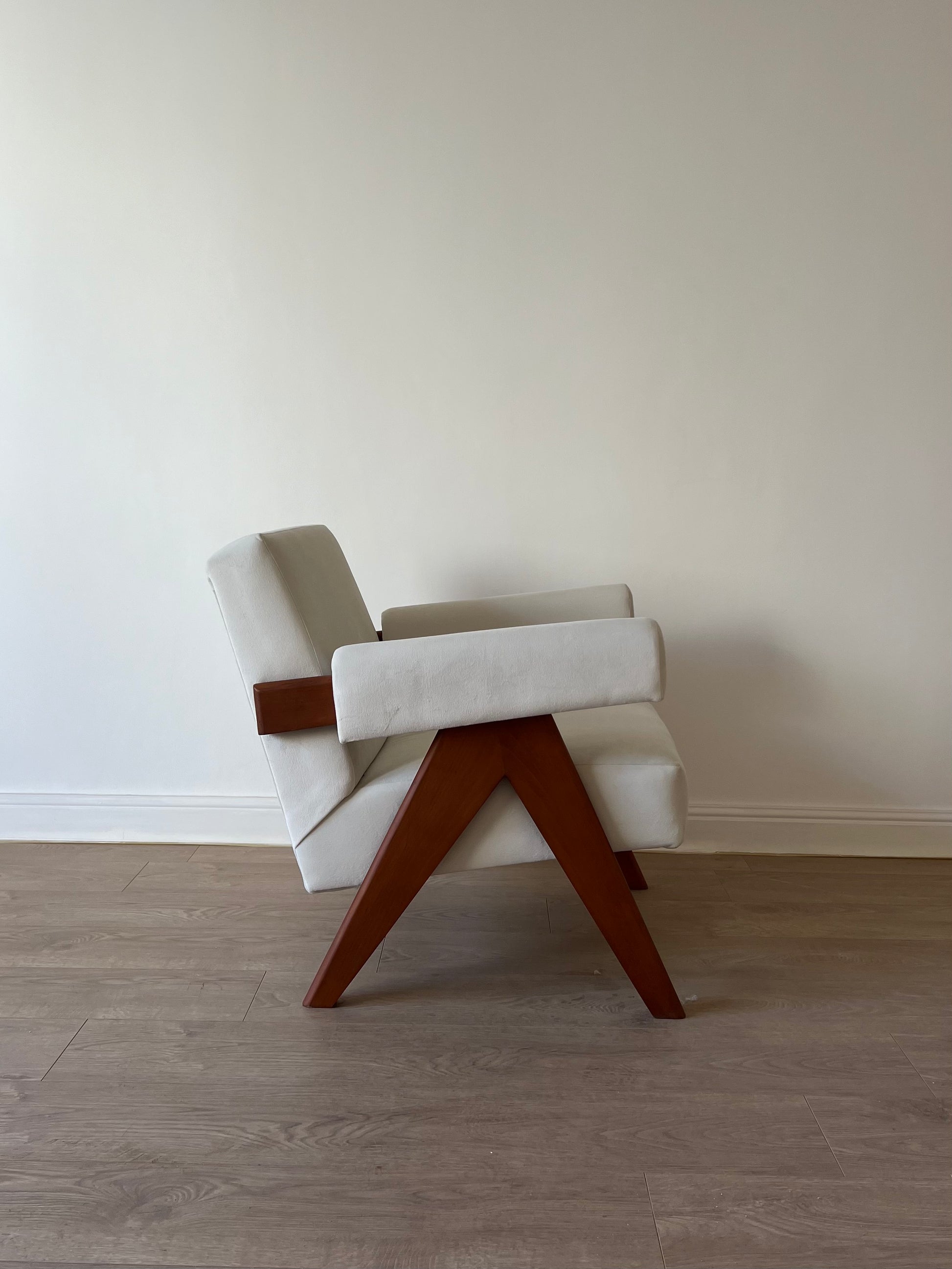 V Easy Armchair