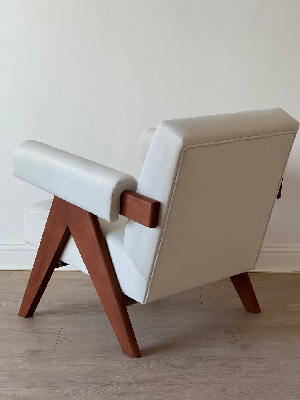 V Easy Armchair
